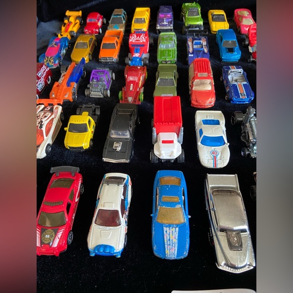 Lot 4 - 50 HOT WHEELS die cast CARS Various ages USED Toy Box Condition READ - Picture 8 of 10